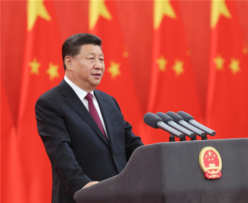 9月29日，中華人民共和國國家勛章和國家榮譽稱號頒授儀式在北京人民大會堂金色大廳隆重舉行。中共中央總書記、國家主席、中央軍委主席習近平向國家勛章和國家榮譽稱號獲得者頒授勛章獎章並發表重要講話。 新華社記者 鞠鵬 攝