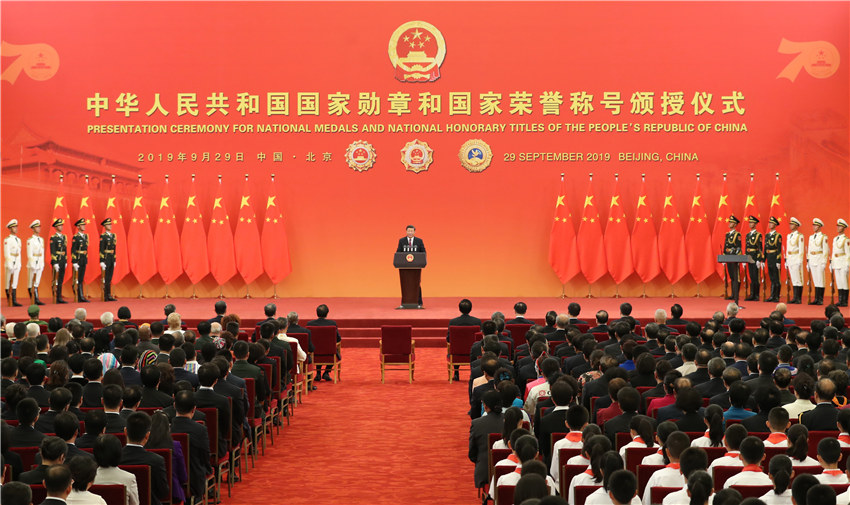 9月29日，中華人民共和國(guó)國(guó)家勛章和國(guó)家榮譽(yù)稱(chēng)號(hào)頒授儀式在北京人民大會(huì)堂金色大廳隆重舉行。中共中央總書(shū)記、國(guó)家主席、中央軍委主席習(xí)近平向國(guó)家勛章和國(guó)家榮譽(yù)稱(chēng)號(hào)獲得者頒授勛章獎(jiǎng)?wù)聛K發(fā)表重要講話(huà)。 新華社記者 黃敬文 攝