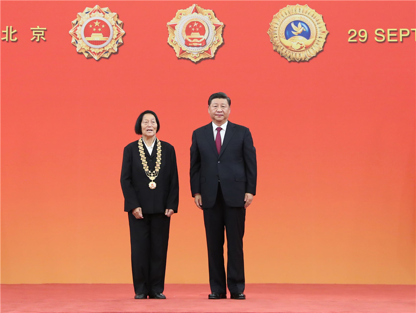 9月29日，中華人民共和國國家勛章和國家榮譽稱號頒授儀式在北京人民大會堂金色大廳隆重舉行。中共中央總書記、國家主席、中央軍委主席習近平向“共和國勛章”獲得者申紀蘭頒授勛章。 新華社記者 王曄 攝