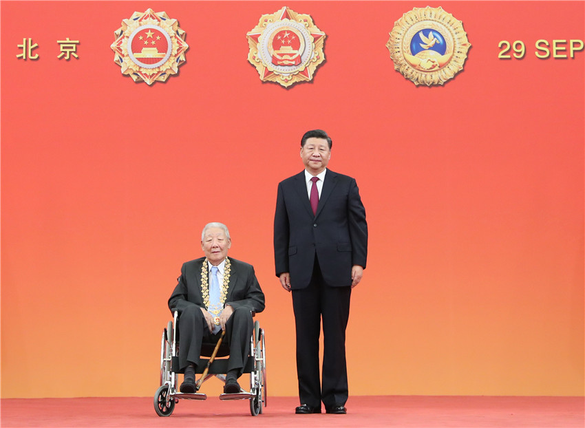 9月29日，中華人民共和國國家勛章和國家榮譽稱號頒授儀式在北京人民大會堂金色大廳隆重舉行。中共中央總書記、國家主席、中央軍委主席習近平向“共和國勛章”獲得者孫家棟頒授勛章。 新華社記者 王曄 攝