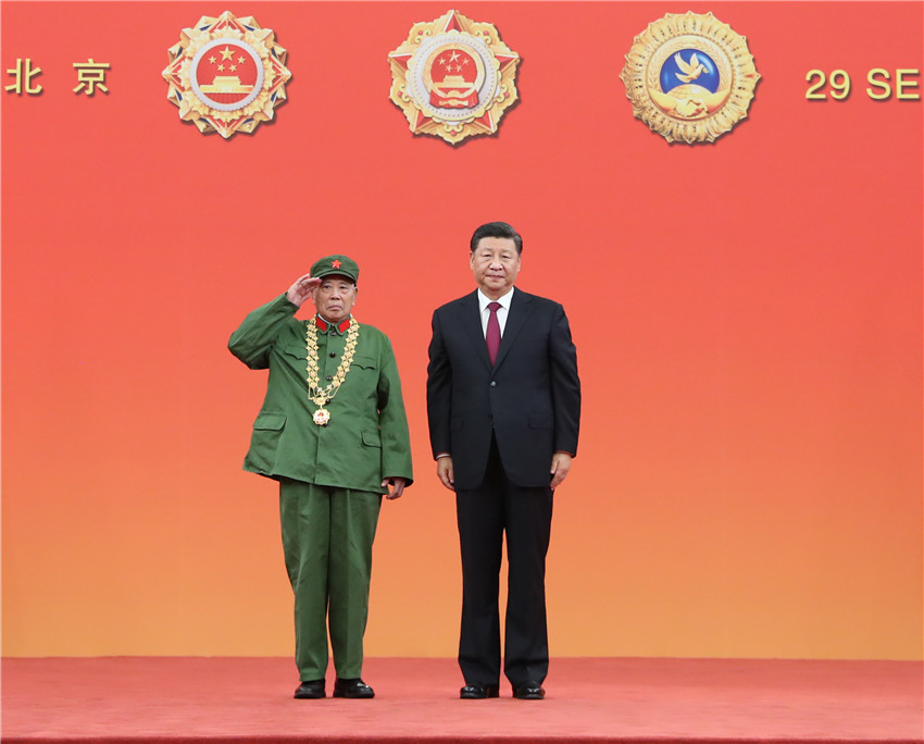 9月29日，中華人民共和國國家勛章和國家榮譽稱號頒授儀式在北京人民大會堂金色大廳隆重舉行。中共中央總書記、國家主席、中央軍委主席習近平向“共和國勛章”獲得者李延年頒授勛章。 新華社記者 王曄 攝