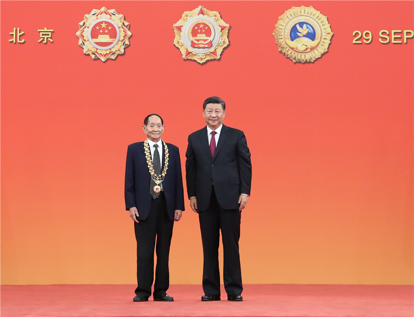 9月29日，中華人民共和國國家勛章和國家榮譽稱號頒授儀式在北京人民大會堂金色大廳隆重舉行。中共中央總書記、國家主席、中央軍委主席習近平向“共和國勛章”獲得者袁隆平頒授勛章。 新華社記者 王曄 攝