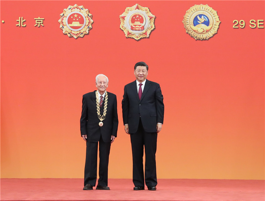 9月29日，中華人民共和國國家勛章和國家榮譽稱號頒授儀式在北京人民大會堂金色大廳隆重舉行。中共中央總書記、國家主席、中央軍委主席習近平向“共和國勛章”獲得者黃旭華頒授勛章。 新華社記者 王曄 攝