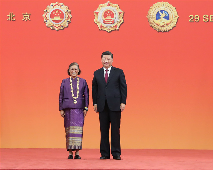 9月29日，中華人民共和國(guó)國(guó)家勛章和國(guó)家榮譽(yù)稱(chēng)號(hào)頒授儀式在北京人民大會(huì)堂金色大廳隆重舉行。中共中央總書(shū)記、國(guó)家主席、中央軍委主席習(xí)近平向“友誼勛章”獲得者瑪哈扎克裡·詩(shī)琳通頒授勛章。 新華社記者 王曄 攝
