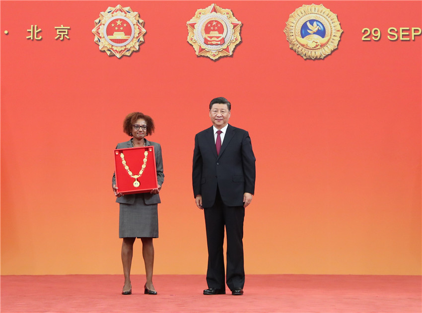 9月29日，中華人民共和國(guó)國(guó)家勛章和國(guó)家榮譽(yù)稱號(hào)頒授儀式在北京人民大會(huì)堂金色大廳隆重舉行。中共中央總書(shū)記、國(guó)家主席、中央軍委主席習(xí)近平向“友誼勛章”獲得者薩利姆·艾哈邁德·薩利姆頒授勛章，勛章由薩利姆女兒瑪亞姆·薩利姆代領(lǐng)。 新華社記者 王曄 攝