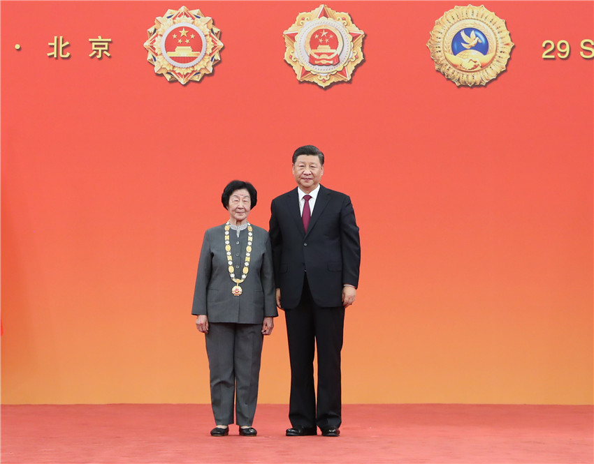 9月29日，中華人民共和國國家勛章和國家榮譽稱號頒授儀式在北京人民大會堂金色大廳隆重舉行。中共中央總書記、國家主席、中央軍委主席習近平向“人民教育家”國家榮譽稱號獲得者於漪頒授獎章。 新華社記者 王曄 攝