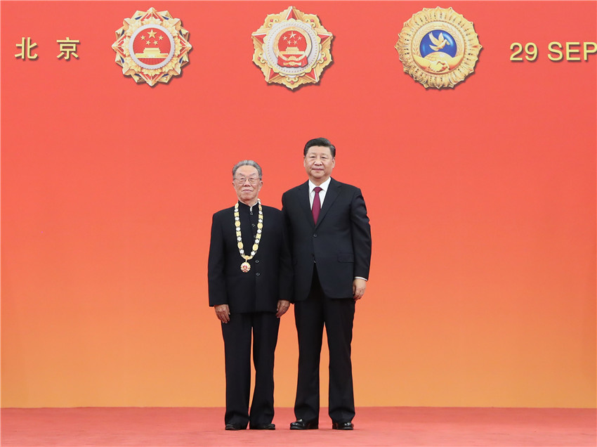 9月29日，中華人民共和國國家勛章和國家榮譽稱號頒授儀式在北京人民大會堂金色大廳隆重舉行。中共中央總書記、國家主席、中央軍委主席習近平向“人民藝術家”國家榮譽稱號獲得者王蒙頒授獎章。 新華社記者 王曄 攝