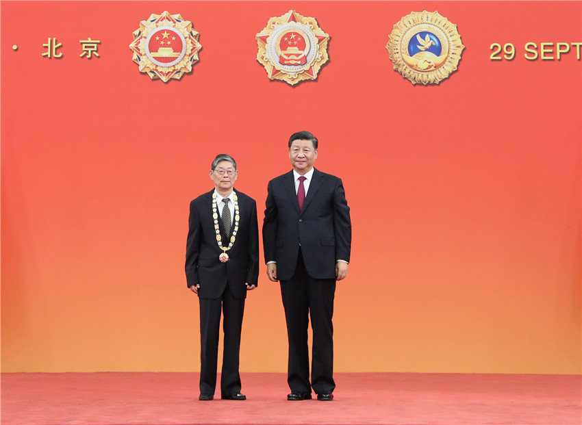9月29日，中華人民共和國國家勛章和國家榮譽稱號頒授儀式在北京人民大會堂金色大廳隆重舉行。中共中央總書記、國家主席、中央軍委主席習(xí)近平向“人民楷模”國家榮譽稱號獲得者王啟民頒授獎?wù)隆?新華社記者 王曄 攝