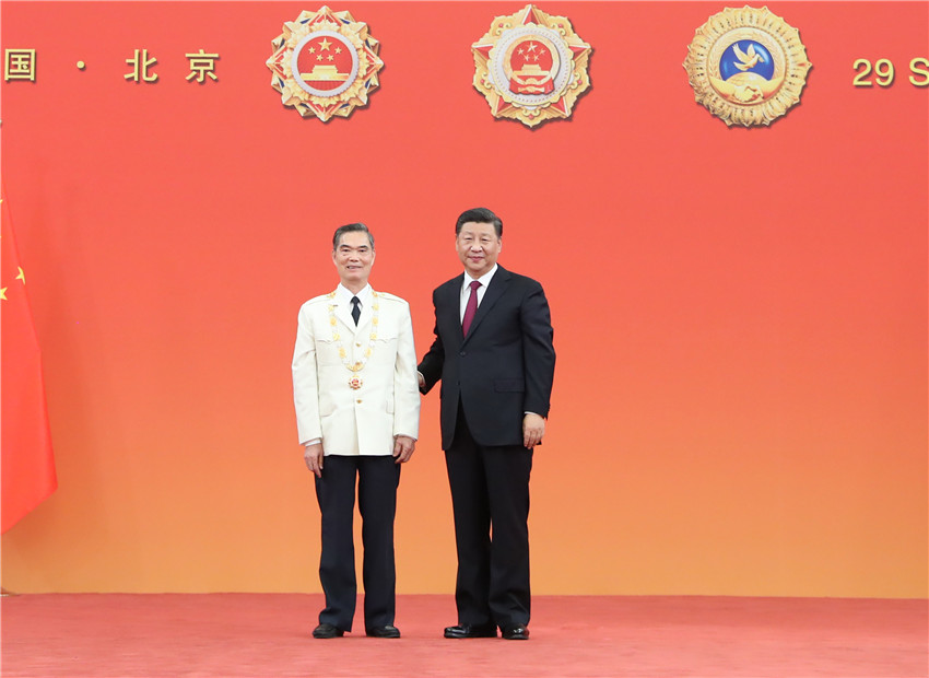 9月29日，中華人民共和國國家勛章和國家榮譽稱號頒授儀式在北京人民大會堂金色大廳隆重舉行。中共中央總書記、國家主席、中央軍委主席習近平向“人民英雄”國家榮譽稱號獲得者麥賢得頒授獎章。 新華社記者 王曄 攝