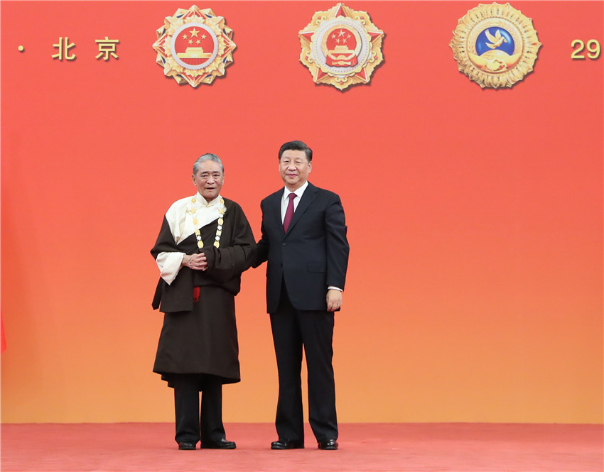 9月29日，中華人民共和國(guó)國(guó)家勛章和國(guó)家榮譽(yù)稱(chēng)號(hào)頒授儀式在北京人民大會(huì)堂金色大廳隆重舉行。中共中央總書(shū)記、國(guó)家主席、中央軍委主席習(xí)近平向“民族團(tuán)結(jié)杰出貢獻(xiàn)者”國(guó)家榮譽(yù)稱(chēng)號(hào)獲得者熱地頒授獎(jiǎng)?wù)隆?新華社記者 王曄 攝