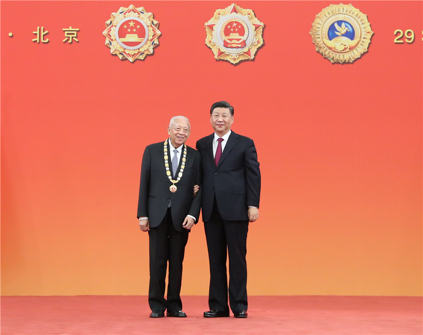 9月29日，中華人民共和國國家勛章和國家榮譽稱號頒授儀式在北京人民大會堂金色大廳隆重舉行。中共中央總書記、國家主席、中央軍委主席習近平向“‘一國兩制’杰出貢獻者”國家榮譽稱號獲得者董建華頒授獎章。 新華社記者 王曄 攝
