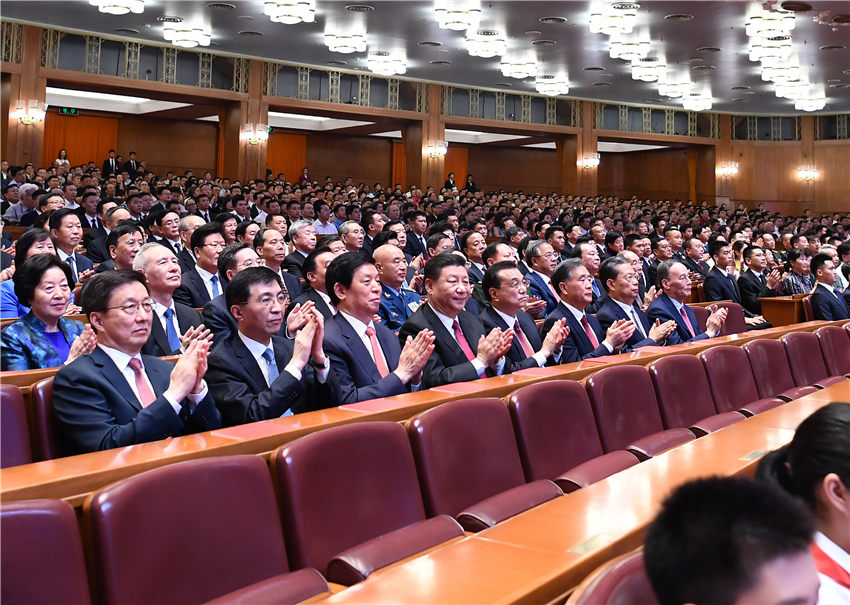 9月29日，慶祝中華人民共和國成立70周年大型文藝晚會《奮斗吧 中華兒女》在北京人民大會堂舉行。習(xí)近平、李克強、栗戰(zhàn)書、汪洋、王滬寧、趙樂際、韓正、王岐山等黨和國家領(lǐng)導(dǎo)人同4000多名觀眾一起觀看演出。 新華社記者 謝環(huán)馳 攝