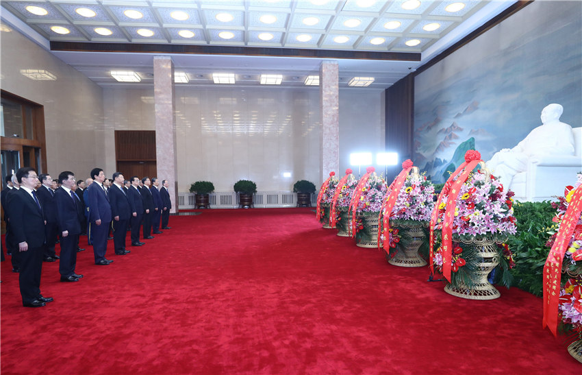 9月30日上午，習近平、李克強、栗戰書、汪洋、王滬寧、趙樂際、韓正、王岐山等黨和國家領導人來到北京天安門廣場，出席烈士紀念日向人民英雄敬獻花籃儀式。儀式前，習近平等來到毛主席紀念堂瞻仰毛澤東同志遺容。新華社記者 鞠鵬 攝