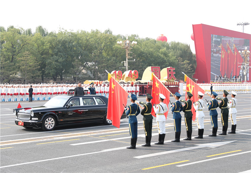 10月1日，慶祝中華人民共和國(guó)成立70周年大會(huì)在北京天安門(mén)廣場(chǎng)隆重舉行。中共中央總書(shū)記、國(guó)家主席、中央軍委主席習(xí)近平發(fā)表重要講話(huà)並檢閱受閱部隊(duì)。這是習(xí)近平驅(qū)車(chē)行進(jìn)至黨旗、國(guó)旗、軍旗前，向旗幟行注目禮。 新華社記者 丁海濤 攝
