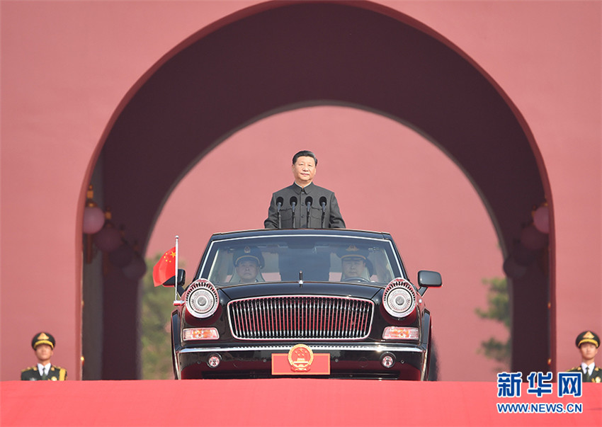 10月1日，慶祝中華人民共和國成立70周年大會在北京天安門廣場隆重舉行。中共中央總書記、國家主席、中央軍委主席習近平發表重要講話並檢閱受閱部隊。這是習近平乘坐檢閱車，經過金水橋，駛上長安街。 新華社記者 燕雁 攝
