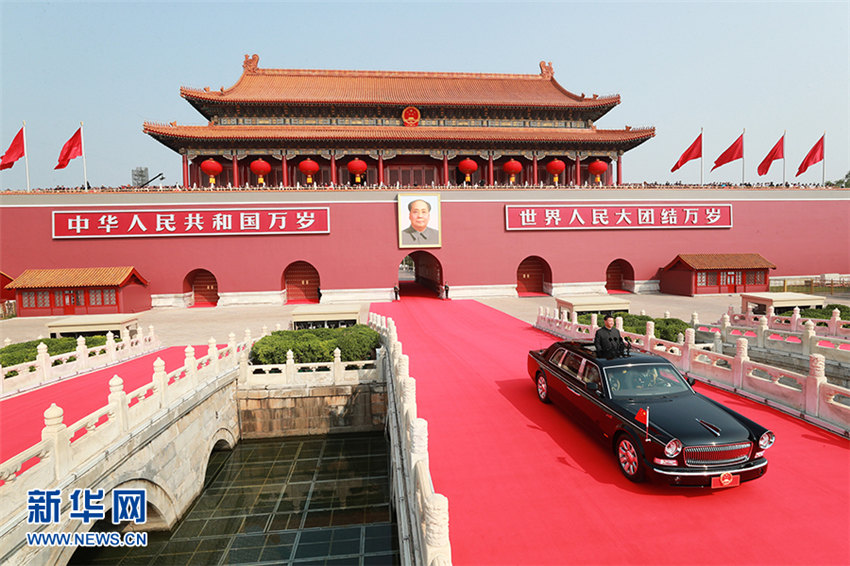 10月1日，慶祝中華人民共和國成立70周年大會在北京天安門廣場隆重舉行。中共中央總書記、國家主席、中央軍委主席習近平發表重要講話並檢閱受閱部隊。這是習近平乘坐檢閱車，經過金水橋，駛上長安街。 新華社記者 龐興雷 攝