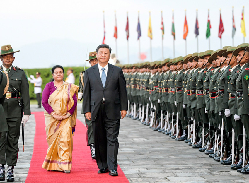 10月12日，國(guó)家主席習(xí)近平乘專機(jī)抵達(dá)加德滿都，開始對(duì)尼泊爾進(jìn)行國(guó)事訪問。尼泊爾總統(tǒng)班達(dá)裡在機(jī)場(chǎng)為習(xí)近平舉行具有濃郁尼泊爾民族特色的歡迎儀式。這是習(xí)近平在班達(dá)裡陪同下檢閱儀仗隊(duì)。 新華社記者 李學(xué)仁 攝