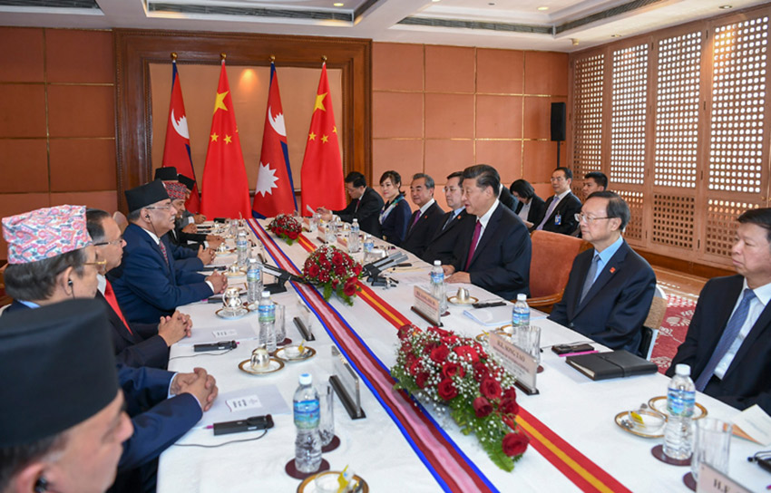 10月13日，國家主席習(xí)近平在加德滿都下榻飯店會(huì)見尼泊爾共產(chǎn)黨聯(lián)合主席普拉昌達(dá)。 新華社記者 謝環(huán)馳 攝