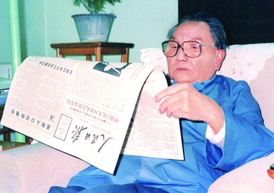 鄧小平閱讀人民日報(bào)