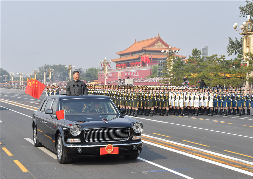 10月1日，慶祝中華人民共和國成立70周年大會在北京天安門廣場隆重舉行。這是中共中央總書記、國家主席、中央軍委主席習近平檢閱受閱部隊。  新華社記者 李濤 攝