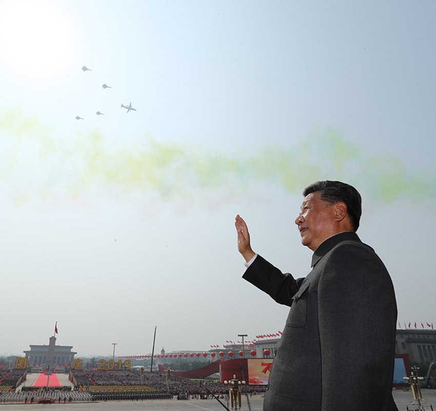 10月1日，慶祝中華人民共和國(guó)成立70周年大會(huì)在北京天安門廣場(chǎng)隆重舉行。中共中央總書記、國(guó)家主席、中央軍委主席習(xí)近平發(fā)表重要講話並檢閱受閱部隊(duì)。這是習(xí)近平在天安門城樓上。 新華社記者 鞠鵬 攝