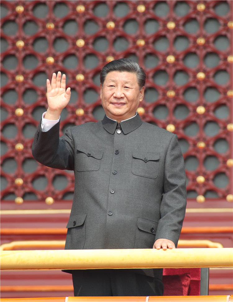 10月1日，慶祝中華人民共和國成立70周年大會在北京天安門廣場隆重舉行。中共中央總書記、國家主席、中央軍委主席習近平發表重要講話並檢閱受閱部隊。這是習近平在天安門城樓上。 新華社記者 黃敬文 攝