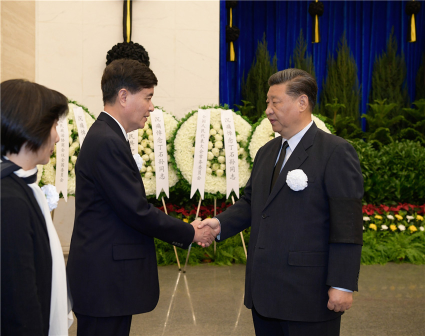 10月17日，丁石孫同志遺體在北京八寶山革命公墓火化。習(xí)近平、李克強(qiáng)、栗戰(zhàn)書(shū)、汪洋、王滬寧、趙樂(lè)際、韓正、王岐山等前往八寶山送別。這是習(xí)近平與丁石孫親屬握手，表示深切慰問(wèn)。 新華社記者 李學(xué)仁 攝