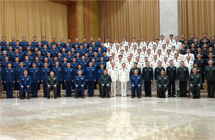 10月18日上午，中共中央總書記、國家主席、中央軍委主席習(xí)近平在武漢分別接見了聯(lián)勤保障部隊第一次黨代表大會全體代表、駐湖北部隊副師職以上領(lǐng)導(dǎo)干部和團級單位主官。這是習(xí)近平親切接見駐湖北部隊副師職以上領(lǐng)導(dǎo)干部和團級單位主官。 新華社記者 李剛 攝