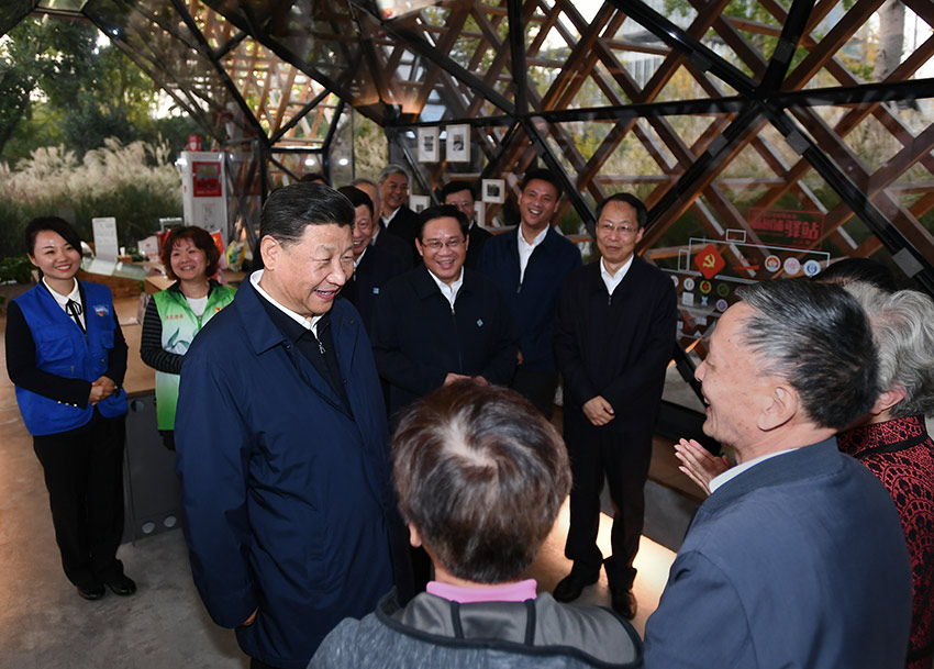 11月2日至3日，中共中央總書記、國(guó)家主席、中央軍委主席習(xí)近平在上海考察。這是2日下午，習(xí)近平在楊浦區(qū)濱江公共空間楊樹浦水廠濱江段人人屋黨群服務(wù)站，同服務(wù)站工作人員和居民交談，了解基層黨建和公共服務(wù)情況。 新華社記者 謝環(huán)馳 攝