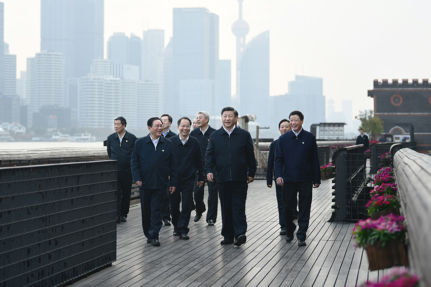 11月2日至3日，中共中央總書記、國家主席、中央軍委主席習(xí)近平在上海考察。這是2日下午，習(xí)近平在楊浦區(qū)濱江公共空間楊樹浦水廠濱江段，沿濱江棧橋步行察看黃浦江兩岸風(fēng)貌。 新華社記者 謝環(huán)馳 攝