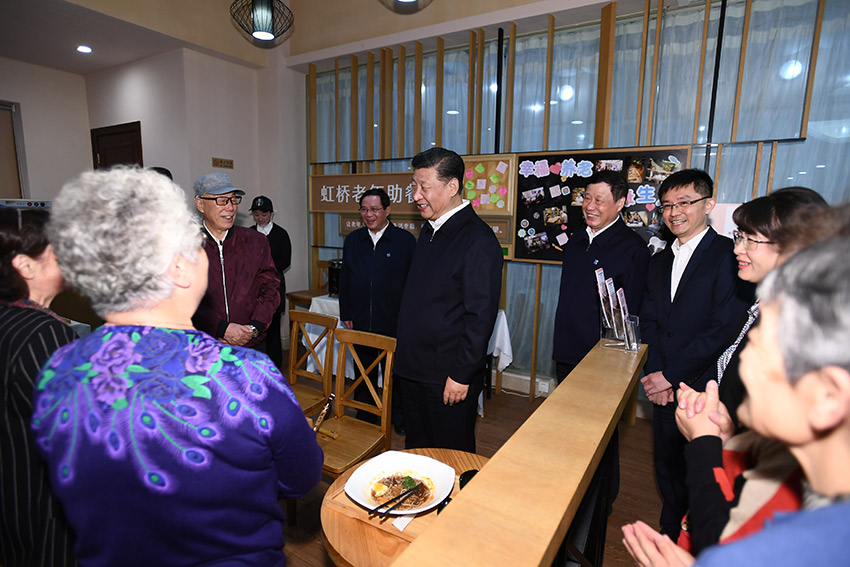 11月2日至3日，中共中央總書記、國家主席、中央軍委主席習(xí)近平在上海考察。這是2日下午，習(xí)近平在長寧區(qū)虹橋街道古北市民中心老年助餐點，同正在用餐的居民熱情交談。 新華社記者 謝環(huán)馳 攝