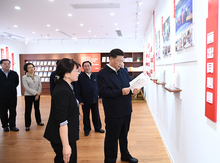 11月2日至3日，中共中央總書記、國(guó)家主席、中央軍委主席習(xí)近平在上海考察。這是2日下午，習(xí)近平在長(zhǎng)寧區(qū)虹橋街道古北市民中心考察，了解社區(qū)開通社情民意直通車、服務(wù)基層群眾參與立法工作等情況。 新華社記者 謝環(huán)馳 攝