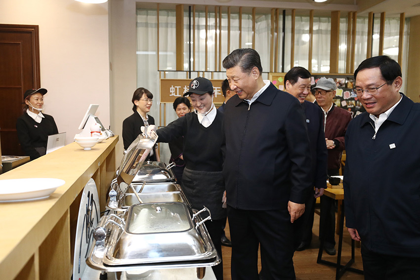 11月2日至3日，中共中央總書記、國(guó)家主席、中央軍委主席習(xí)近平在上?？疾?。這是2日下午，習(xí)近平在長(zhǎng)寧區(qū)虹橋街道古北市民中心老年助餐點(diǎn)考察，了解社區(qū)養(yǎng)老等便民服務(wù)情況。 新華社記者 鞠鵬 攝