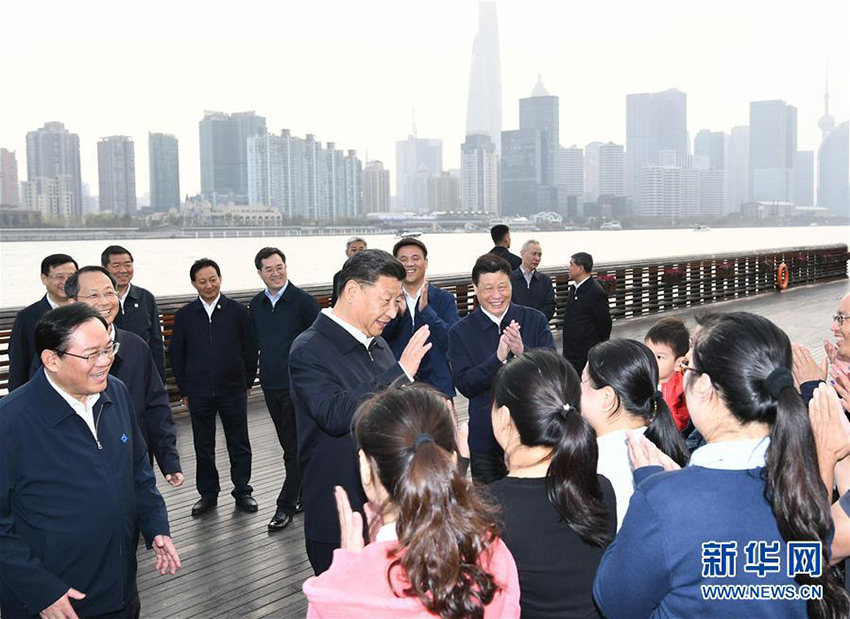 11月2日，中共中央總書記、國家主席、中央軍委主席習近平在上海市考察調研。這是習近平在楊浦區濱江公共空間楊樹浦水廠濱江段同當地居民親切交談。 新華社記者 謝環馳 攝