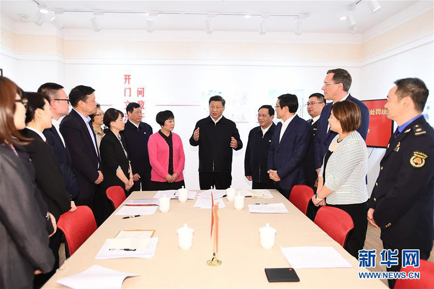 11月2日，中共中央總書記、國家主席、中央軍委主席習近平在上海市考察調研。這是習近平在長寧區虹橋街道古北市民中心實地考察，了解社區治理與服務情況。 新華社記者 謝環馳 攝