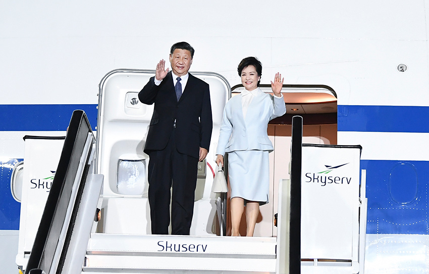 當(dāng)?shù)貢r間11月10日晚，國家主席習(xí)近平乘專機(jī)抵達(dá)雅典國際機(jī)場，開始對希臘共和國進(jìn)行國事訪問。這是習(xí)近平和夫人彭麗媛步出專機(jī)艙門。 新華社記者 謝環(huán)馳 攝