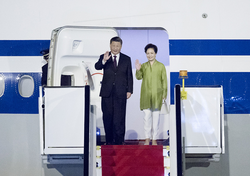 當?shù)貢r間11月12日晚，國家主席習近平乘專機抵達巴西利亞，出席金磚國家領(lǐng)導人第十一次會晤。這是習近平和夫人彭麗媛步出專機艙門。 新華社記者 丁海濤 攝