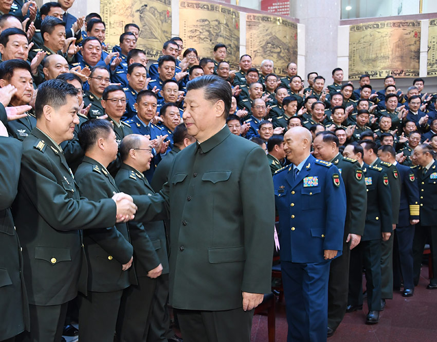 11月27日上午，全軍院校長集訓(xùn)在國防大學(xué)開班。中共中央總書記、國家主席、中央軍委主席習近平出席開班式並發(fā)表重要講話，代表黨中央和中央軍委，向全軍院校長和軍事教育戰(zhàn)線的同志們致以誠摯問候。這是習近平親切接見集訓(xùn)班全體學(xué)員。 新華社記者 李剛 攝