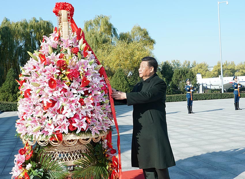 11月8日，中共中央總書記、國家主席、中央軍委主席習近平出席慶祝空軍成立70周年主題活動，代表黨中央和中央軍委，對空軍成立70周年表示熱烈祝賀，向空軍全體官兵致以誠摯問候。這是習近平來到位於北京市昌平區的中國航空博物館，向人民空軍英烈敬獻花籃。　新華社記者 李剛 攝