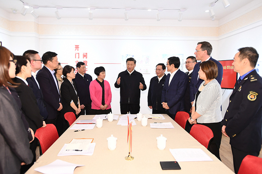 11月2日，中共中央總書記、國家主席、中央軍委主席習近平在上海市考察調研。這是習近平在長寧區虹橋街道古北市民中心實地考察，了解社區治理與服務情況。 新華社記者 謝環馳 攝