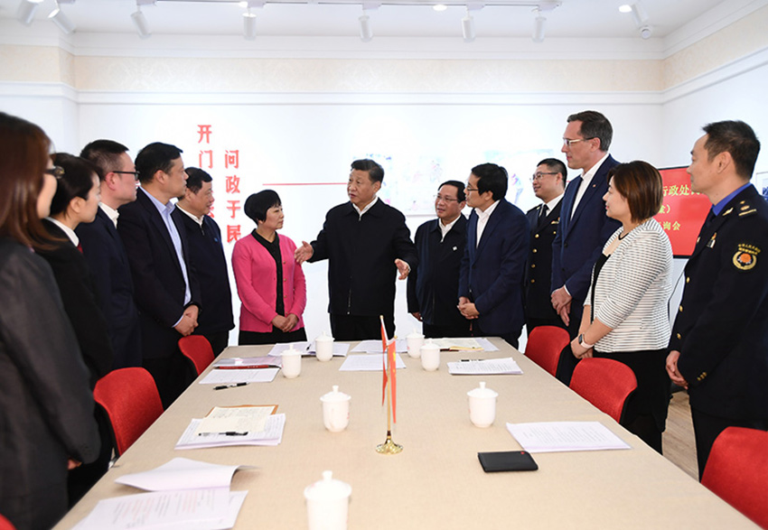 11月2日，中共中央總書記、國家主席、中央軍委主席習(xí)近平在上海市考察。這是習(xí)近平在長寧區(qū)虹橋街道古北市民中心，同參加法律草案意見建議征詢會的中外居民親切交談，詳細詢問法律草案的意見征集工作情況。 新華社記者 謝環(huán)馳 攝