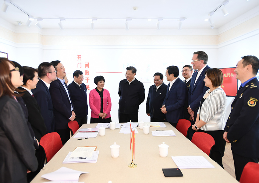 11月2日至3日，中共中央總書記、國家主席、中央軍委主席習(xí)近平在上海考察。這是2日下午，習(xí)近平在長寧區(qū)虹橋街道古北市民中心，同正在參加立法意見征詢的社區(qū)居民代表親切交流。 新華社記者 謝環(huán)馳 攝