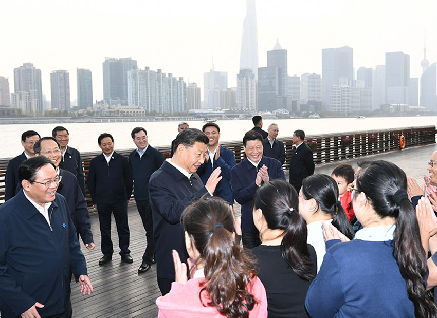 11月2日，中共中央總書記、國家主席、中央軍委主席習(xí)近平在上海市考察調(diào)研。這是習(xí)近平在楊浦區(qū)濱江公共空間楊樹浦水廠濱江段同當(dāng)?shù)鼐用裼H切交談。 新華社記者 謝環(huán)馳 攝