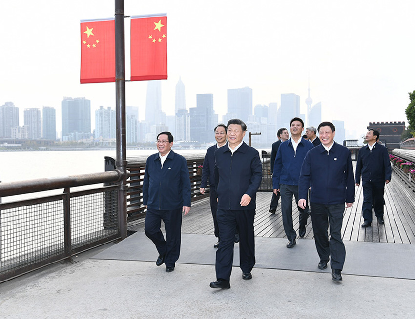 11月2日，中共中央總書記、國家主席、中央軍委主席習近平在上海市考察。這是習近平來到楊浦濱江公共空間楊樹浦水廠濱江段，沿濱江棧橋察看黃浦江兩岸風貌。 新華社記者 謝環(huán)馳 攝