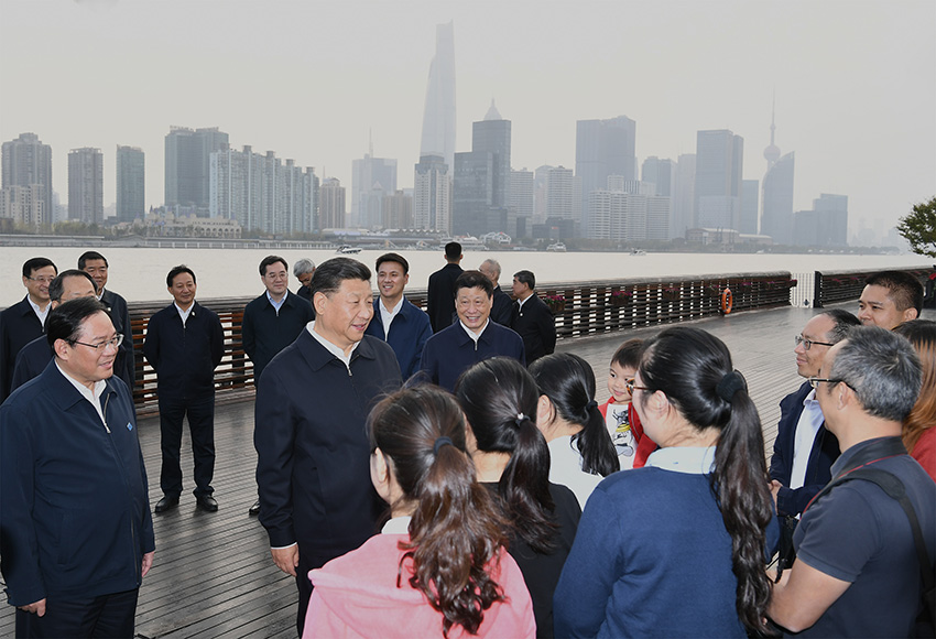 11月2日至3日，中共中央總書記、國(guó)家主席、中央軍委主席習(xí)近平在上海考察。這是2日下午，習(xí)近平在楊浦區(qū)濱江公共空間楊樹(shù)浦水廠濱江段，同正在休閑健身的市民親切交談。 新華社記者 謝環(huán)馳 攝