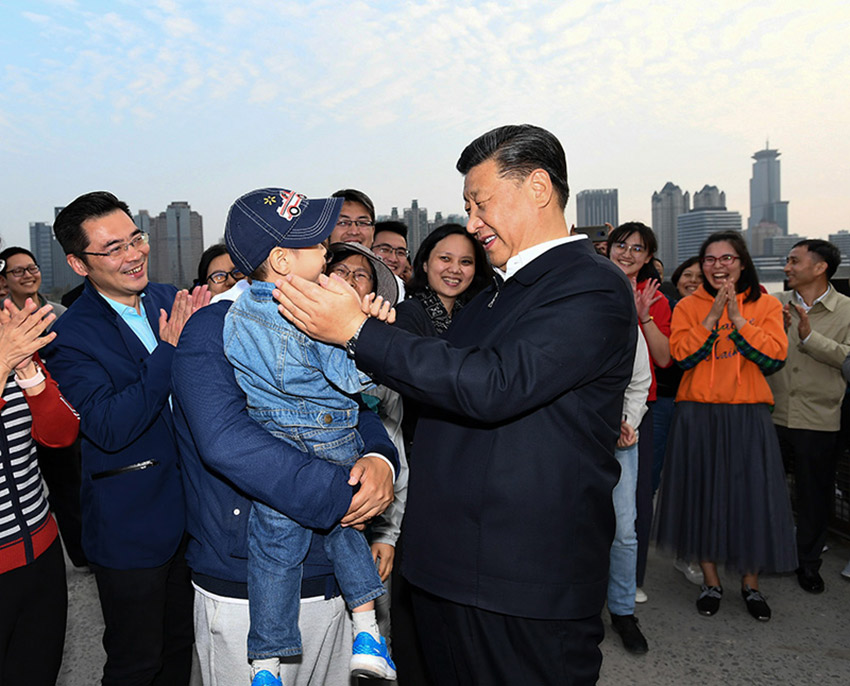 11月2日，中共中央總書記、國家主席、中央軍委主席習近平在上海市考察。這是習近平來到楊浦濱江公共空間楊樹浦水廠濱江段，同正在這裡休閑健身的群眾親切交談。 新華社記者 謝環馳 攝
