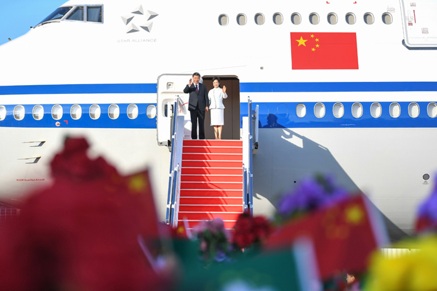 12月18日，中共中央總書記、國家主席、中央軍委主席習(xí)近平乘專機(jī)抵達(dá)澳門，出席將於20日舉行的慶祝澳門回歸祖國20周年大會暨澳門特別行政區(qū)第五屆政府就職典禮並視察澳門。這是習(xí)近平和夫人彭麗媛走出艙門，向歡迎人群揮手致意。 新華社記者 謝環(huán)馳 攝