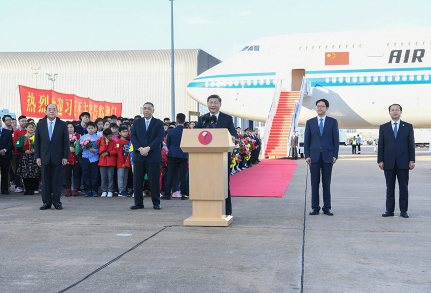 12月18日，中共中央總書記、國家主席、中央軍委主席習近平乘專機抵達澳門，出席將於20日舉行的慶祝澳門回歸祖國20周年大會暨澳門特別行政區(qū)第五屆政府就職典禮並視察澳門。這是習近平在機場發(fā)表重要講話。 新華社記者 謝環(huán)馳 攝