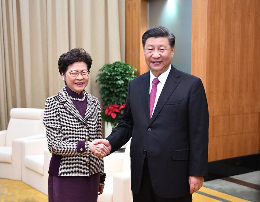 12月19日，國家主席習(xí)近平在澳門會(huì)見前來出席慶祝澳門回歸祖國20周年活動(dòng)的香港特別行政區(qū)行政長官林鄭月娥和部分政府官員。 新華社記者 燕雁 攝