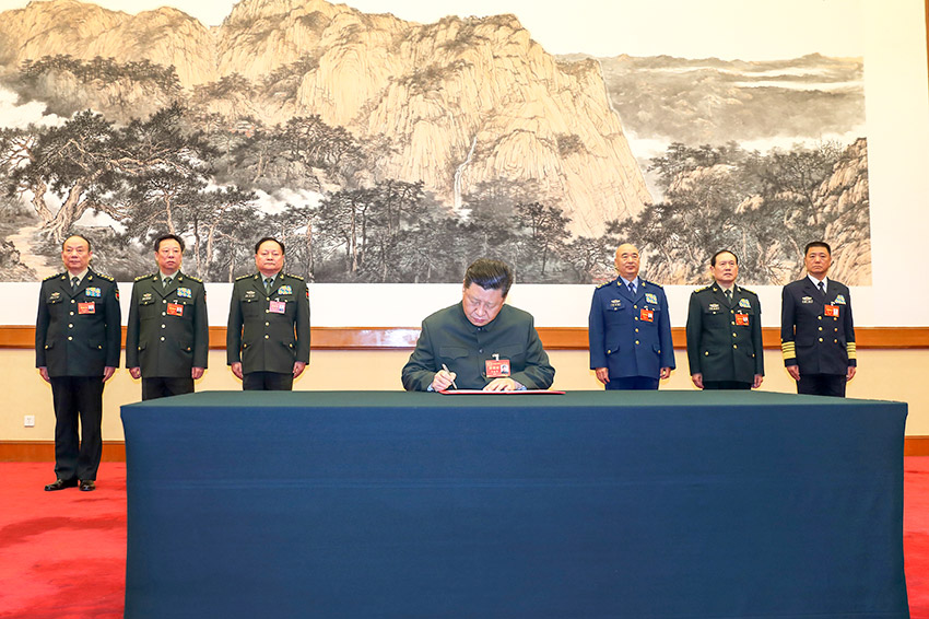 1月4日，中央軍委軍事工作會議在北京召開。中共中央總書記、國家主席、中央軍委主席習近平出席會議並發表重要講話。這是習近平簽署中央軍委2019年1號命令，向全軍發布開訓動員令。 新華社記者 李剛 攝